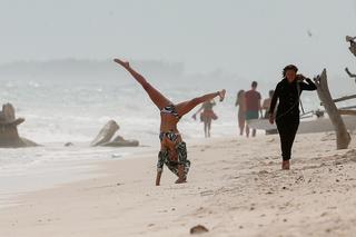Nina Dobrev feet photo thumbnail