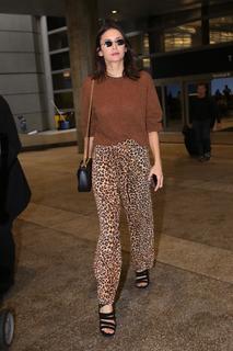 Nina Dobrev feet photo thumbnail