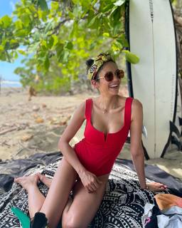 Nina Dobrev feet photo thumbnail