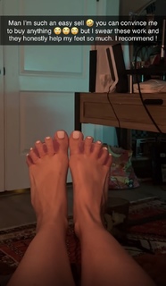 Nina Marie Daniele feet photo thumbnail