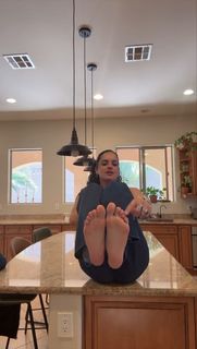 Nina Marie Daniele feet photo thumbnail