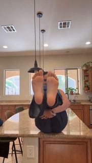 Nina Marie Daniele feet photo thumbnail