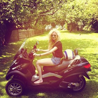 Nina Nesbitt feet photo 17