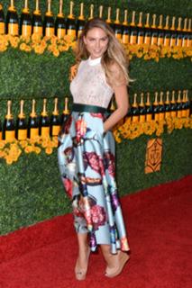 Nina Senicar feet photo thumbnail