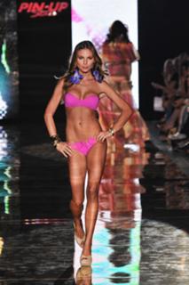 Nina Senicar feet photo thumbnail