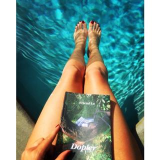 Nina Senicar feet photo thumbnail