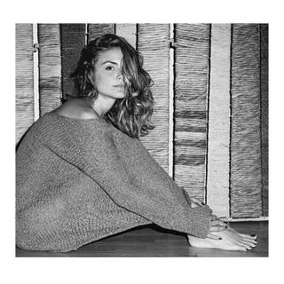 Nina Senicar feet photo thumbnail