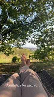 Nina Senicar feet photo thumbnail