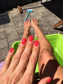 Nina V. Heinemann feet photo thumbnail