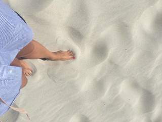 Nina V. Heinemann feet photo thumbnail