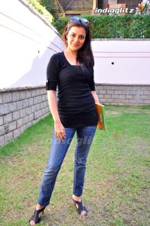 Nisha Agarwal feet photo thumbnail