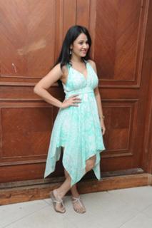 Nisha Kothari feet photo 11