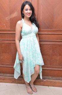 Nisha Kothari feet photo 9