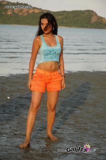 Nisha Kothari feet photo 4