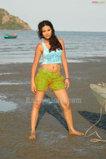 Nisha Kothari feet photo 5