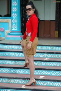 Nisha Kothari feet photo 5