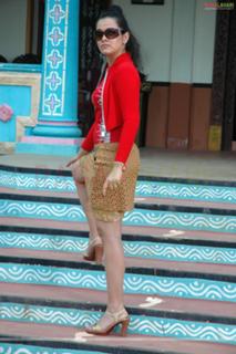 Nisha Kothari feet photo 3