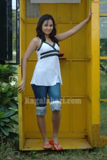 Nisha Kothari feet photo 9