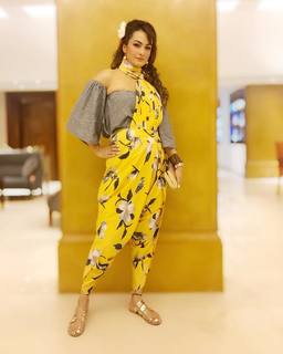 Nisha Rawal feet photo 10
