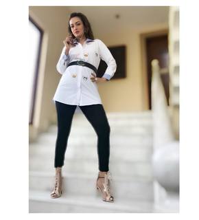 Nisha Rawal feet photo 9