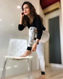 Nisha Rawal feet photo 17