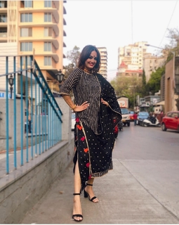 Nisha Rawal feet photo 5
