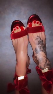 Nita Kuzmina feet photo thumbnail