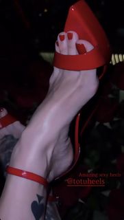 Nita Kuzmina feet photo thumbnail