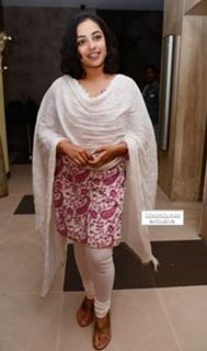 Nithya Menon feet photo thumbnail