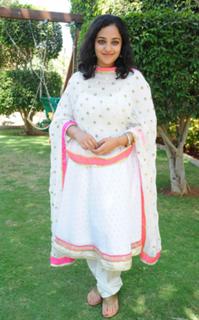 Nithya Menon feet photo thumbnail
