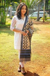 Nithya Menon feet photo thumbnail