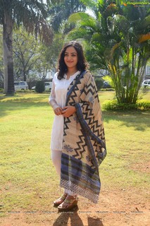 Nithya Menon feet photo thumbnail