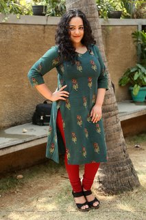 Nithya Menon feet photo thumbnail
