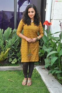Nithya Menon feet photo thumbnail