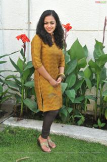 Nithya Menon feet photo thumbnail