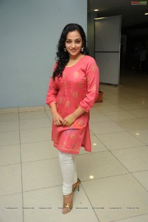 Nithya Menon feet photo thumbnail