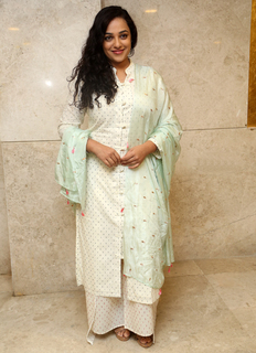 Nithya Menon feet photo thumbnail