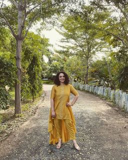 Nithya Menon feet photo thumbnail