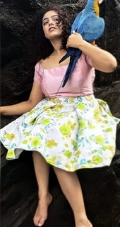 Nithya Menon feet photo thumbnail