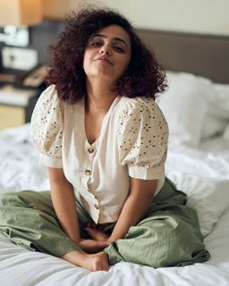 Nithya Menon feet photo thumbnail