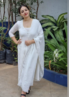 Nithya Menon feet photo thumbnail