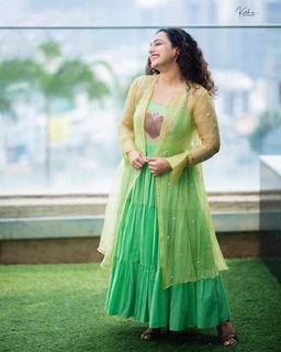 Nithya Menon feet photo thumbnail