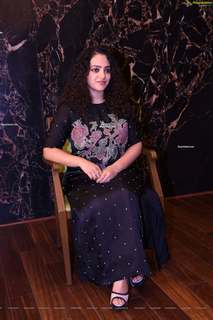Nithya Menon feet photo thumbnail
