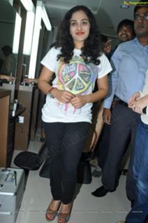 Nithya Menon feet photo thumbnail