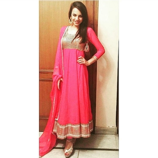 Nitibha Kaul feet photo 13