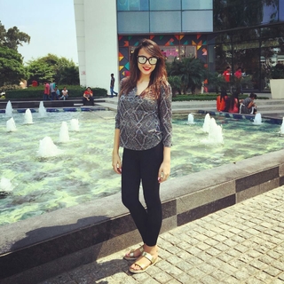 Nitibha Kaul feet photo 10