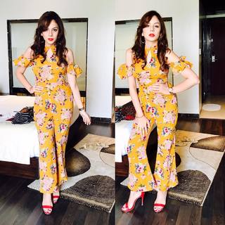 Nitibha Kaul feet photo 10