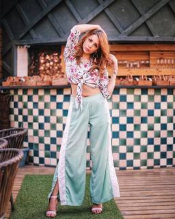Nitibha Kaul feet photo 3