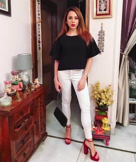 Nitibha Kaul feet photo 18