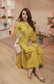 Nitibha Kaul feet photo 9